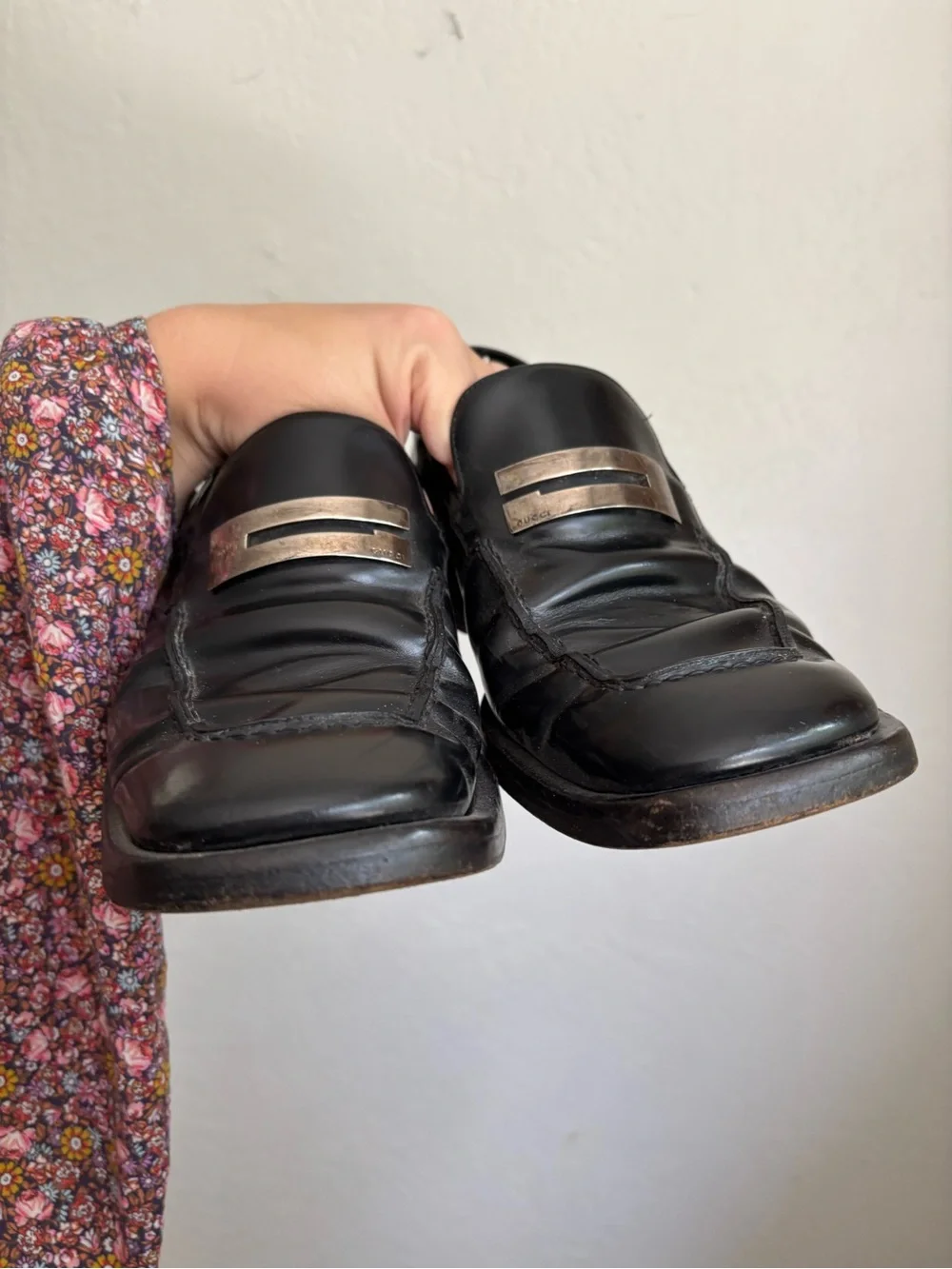Gucci Black Leather Loafers with Silver-Tone Bar